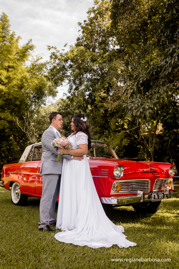 Casamento de dia Cachoeira Paulista Igreja Sao Sebastiao Regiane Barbosa Fotografia Passarela espelhada carro conversivel vermelho