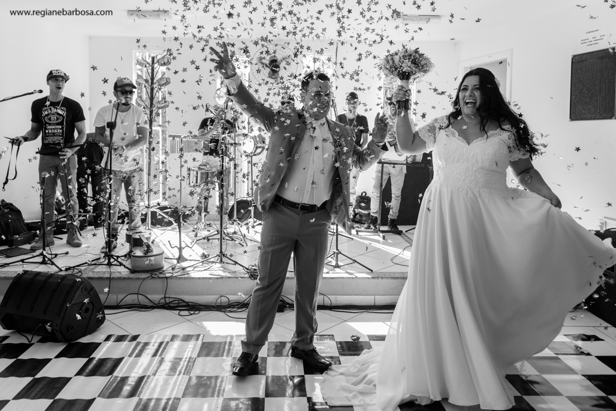 Casamento de dia Cachoeira Paulista Igreja Sao Sebastiao Regiane Barbosa Fotografia Passarela espelhada carro conversivel vermelho