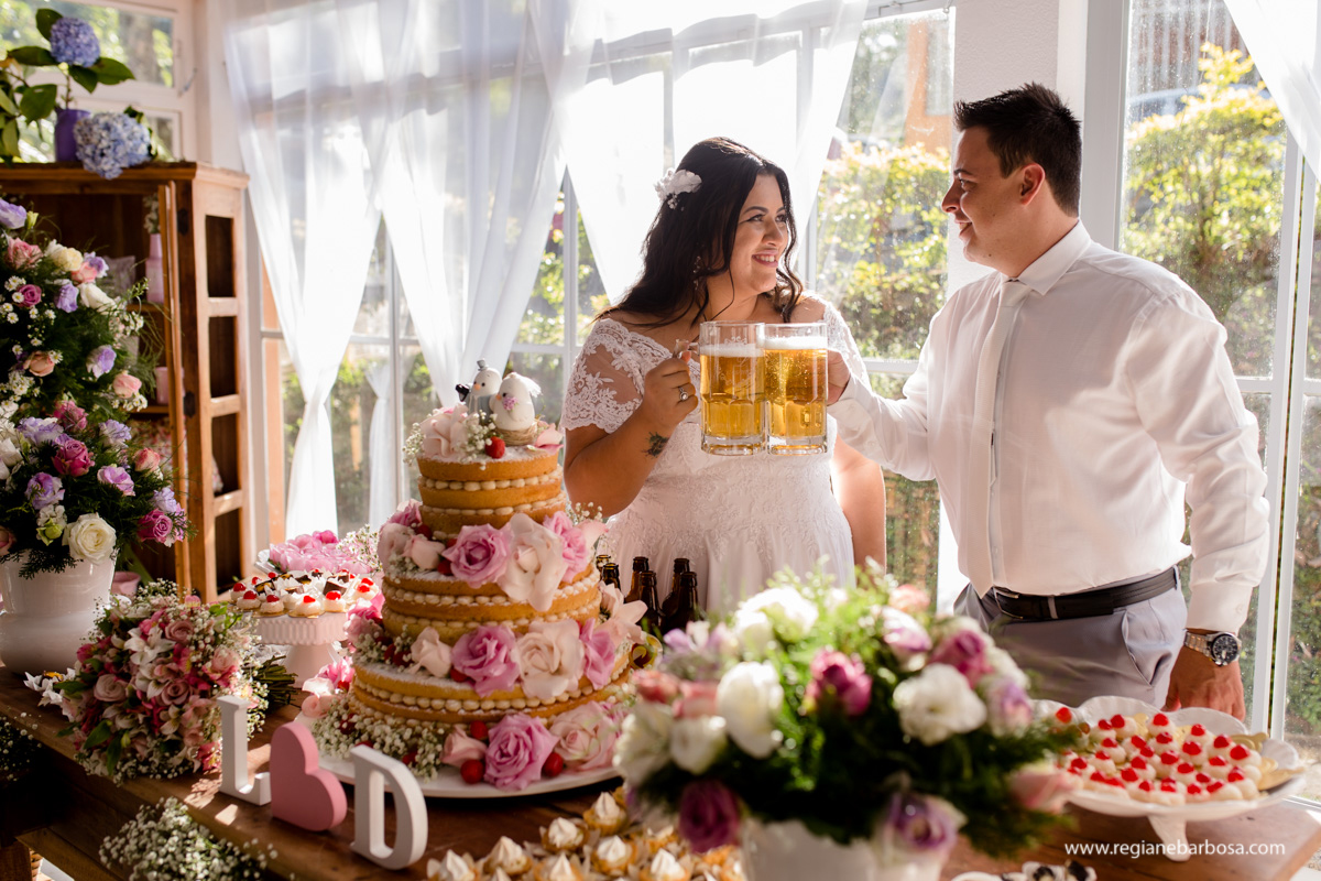 Casamento de dia Cachoeira Paulista Igreja Sao Sebastiao Regiane Barbosa Fotografia Passarela espelhada carro conversivel vermelho
