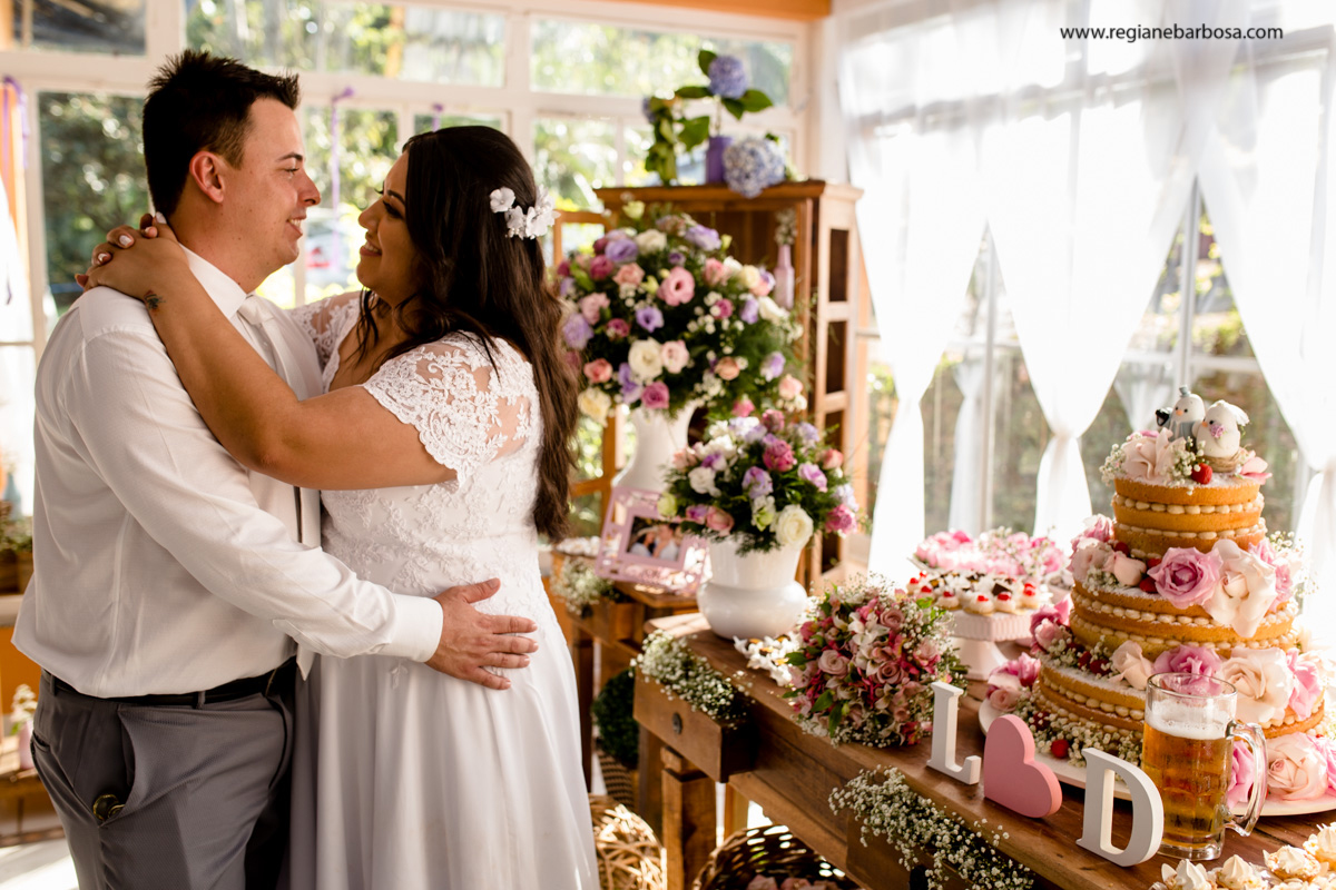 Casamento de dia Cachoeira Paulista Igreja Sao Sebastiao Regiane Barbosa Fotografia Passarela espelhada carro conversivel vermelho