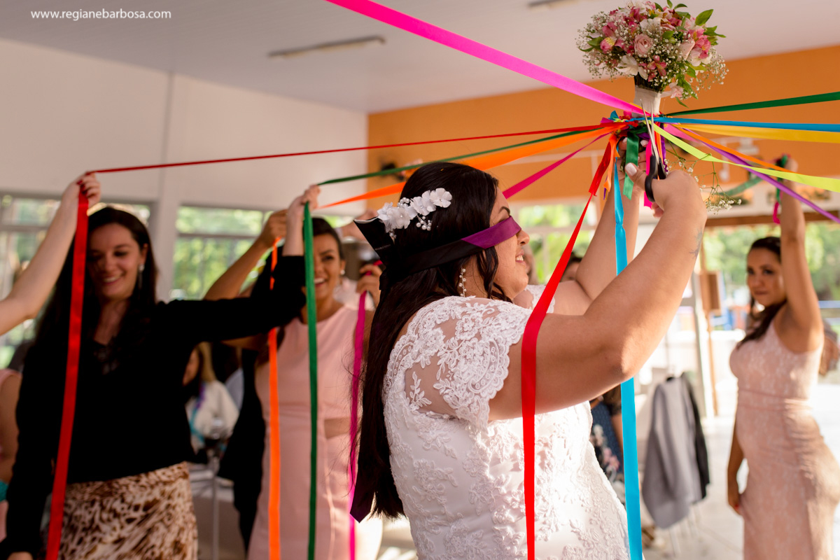 Casamento de dia Cachoeira Paulista Igreja Sao Sebastiao Regiane Barbosa Fotografia Passarela espelhada carro conversivel vermelho