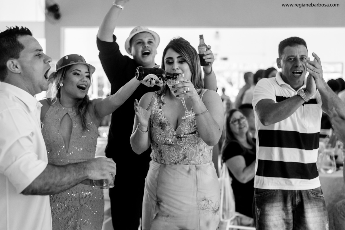 Casamento de dia Cachoeira Paulista Igreja Sao Sebastiao Regiane Barbosa Fotografia Passarela espelhada carro conversivel vermelho