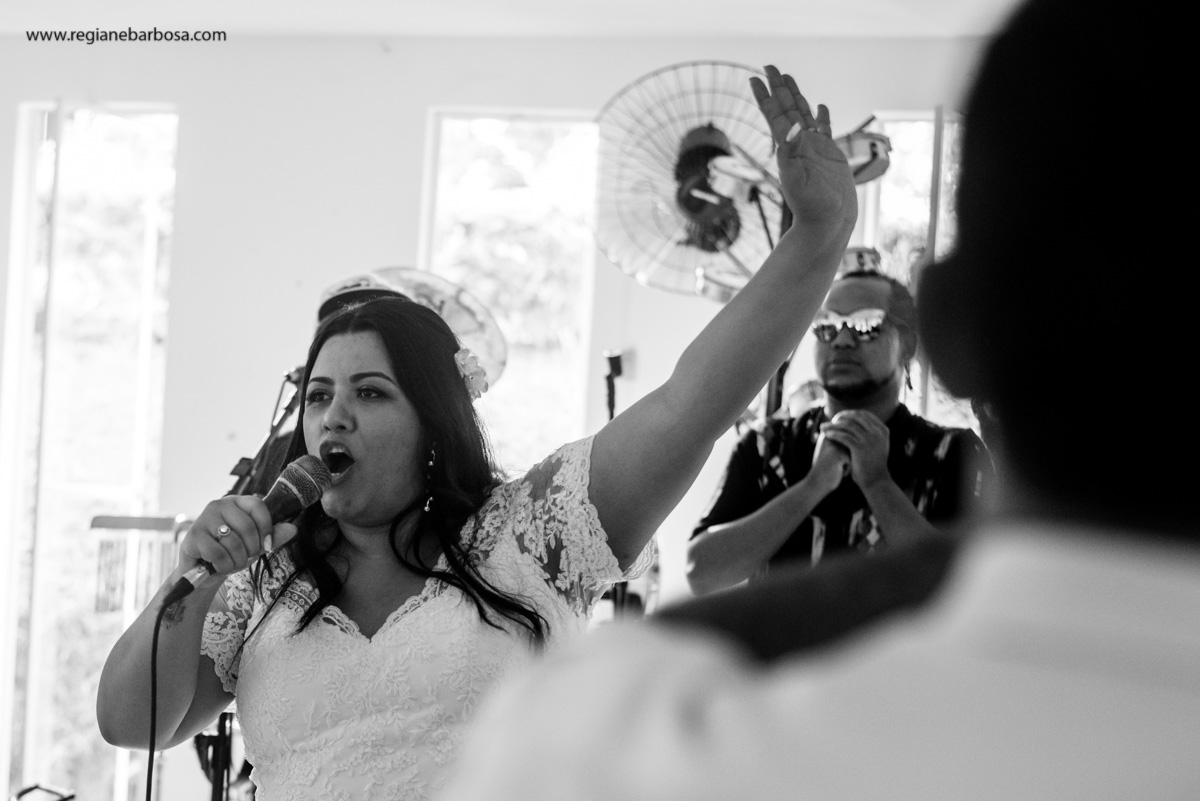 Casamento de dia Cachoeira Paulista Igreja Sao Sebastiao Regiane Barbosa Fotografia Passarela espelhada carro conversivel vermelho