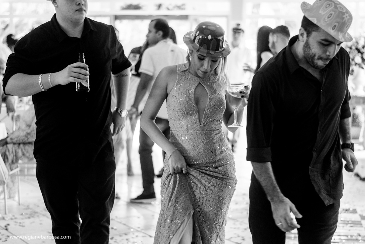 Casamento de dia Cachoeira Paulista Igreja Sao Sebastiao Regiane Barbosa Fotografia Passarela espelhada carro conversivel vermelho