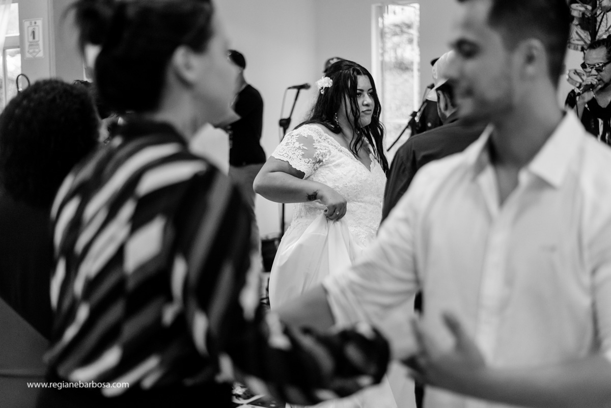 Casamento de dia Cachoeira Paulista Igreja Sao Sebastiao Regiane Barbosa Fotografia Passarela espelhada carro conversivel vermelho