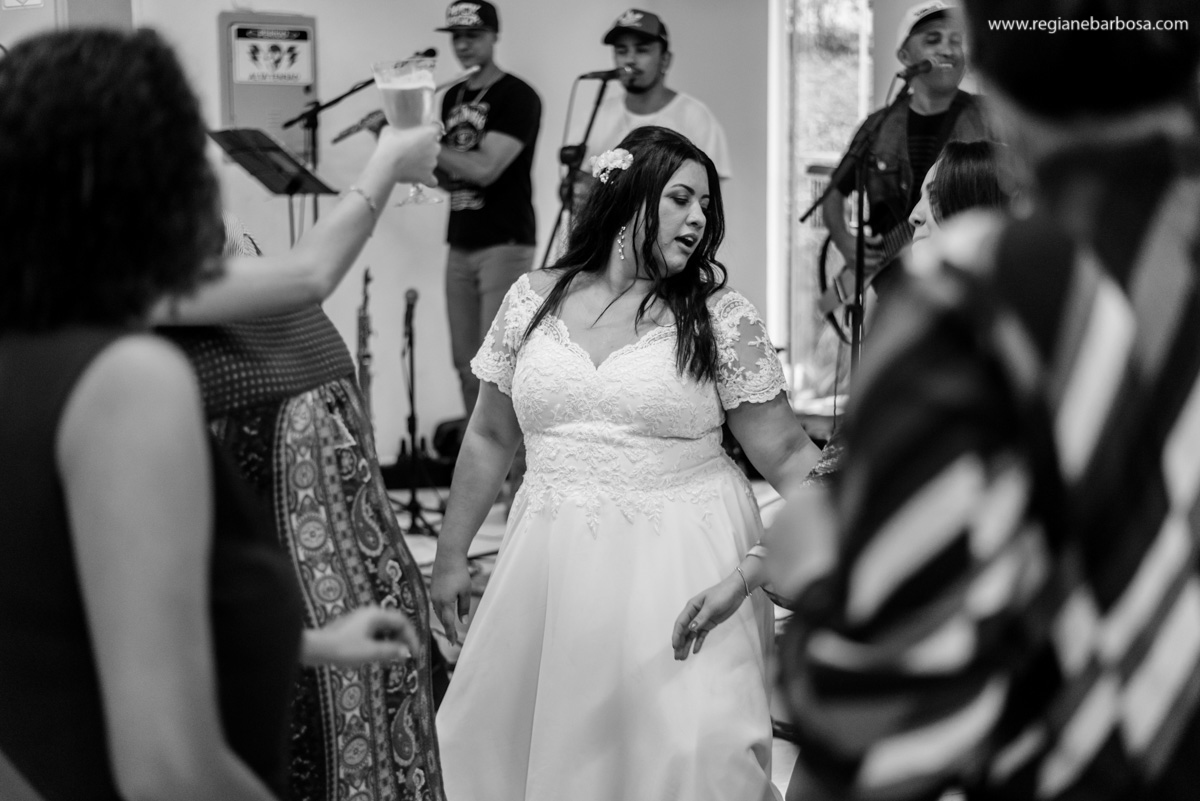 Casamento de dia Cachoeira Paulista Igreja Sao Sebastiao Regiane Barbosa Fotografia Passarela espelhada carro conversivel vermelho