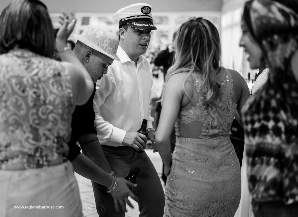 Casamento de dia Cachoeira Paulista Igreja Sao Sebastiao Regiane Barbosa Fotografia Passarela espelhada carro conversivel vermelho