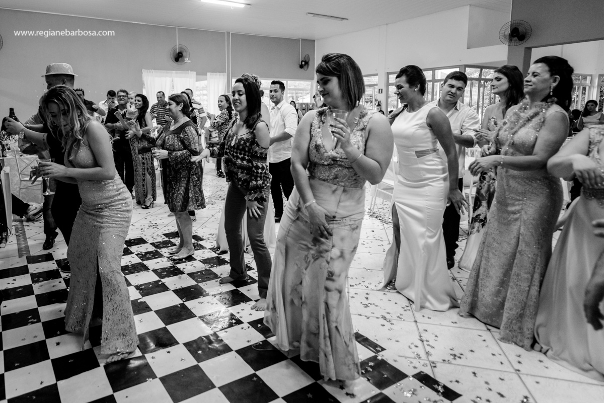 Casamento de dia Cachoeira Paulista Igreja Sao Sebastiao Regiane Barbosa Fotografia Passarela espelhada carro conversivel vermelho