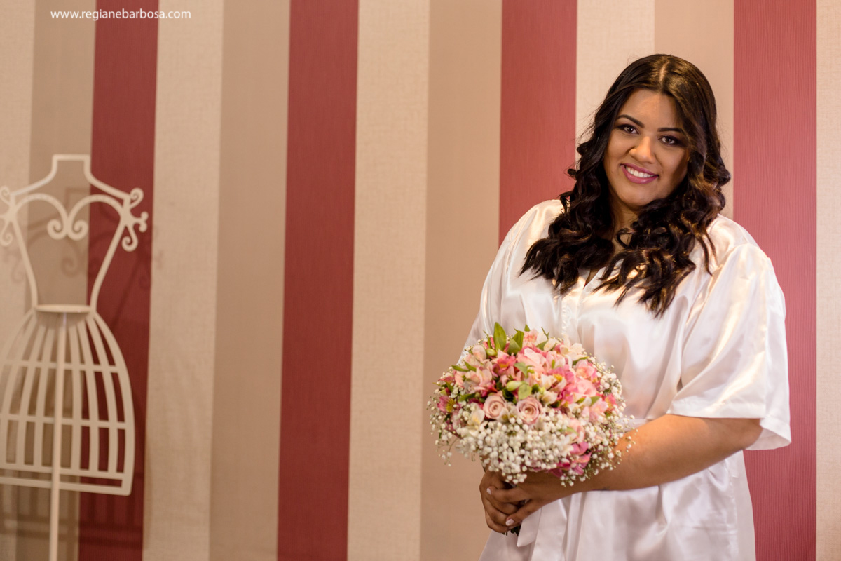 Casamento de dia Cachoeira Paulista Igreja Sao Sebastiao Regiane Barbosa Fotografia Passarela espelhada carro conversivel vermelho