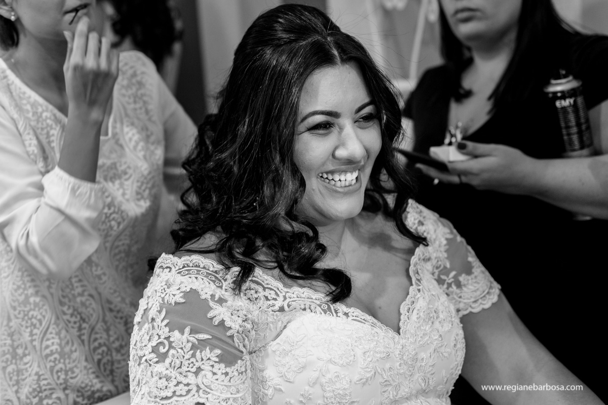 Casamento de dia Cachoeira Paulista Igreja Sao Sebastiao Regiane Barbosa Fotografia Passarela espelhada carro conversivel vermelho