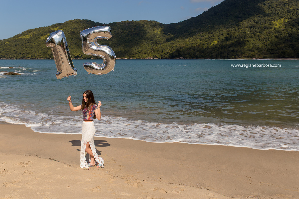 Fotografia Trindade Paraty RJ barco baloes ceu azul mar tranquilo ensaio 15 anos praia Regiane Barbosa Fotografia