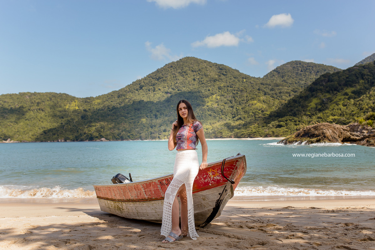 Fotografia Trindade Paraty RJ barco baloes ceu azul mar tranquilo ensaio 15 anos praia Regiane Barbosa Fotografia