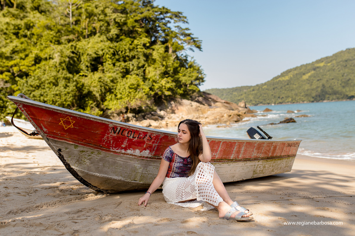 Fotografia Trindade Paraty RJ barco baloes ceu azul mar tranquilo ensaio 15 anos praia Regiane Barbosa Fotografia