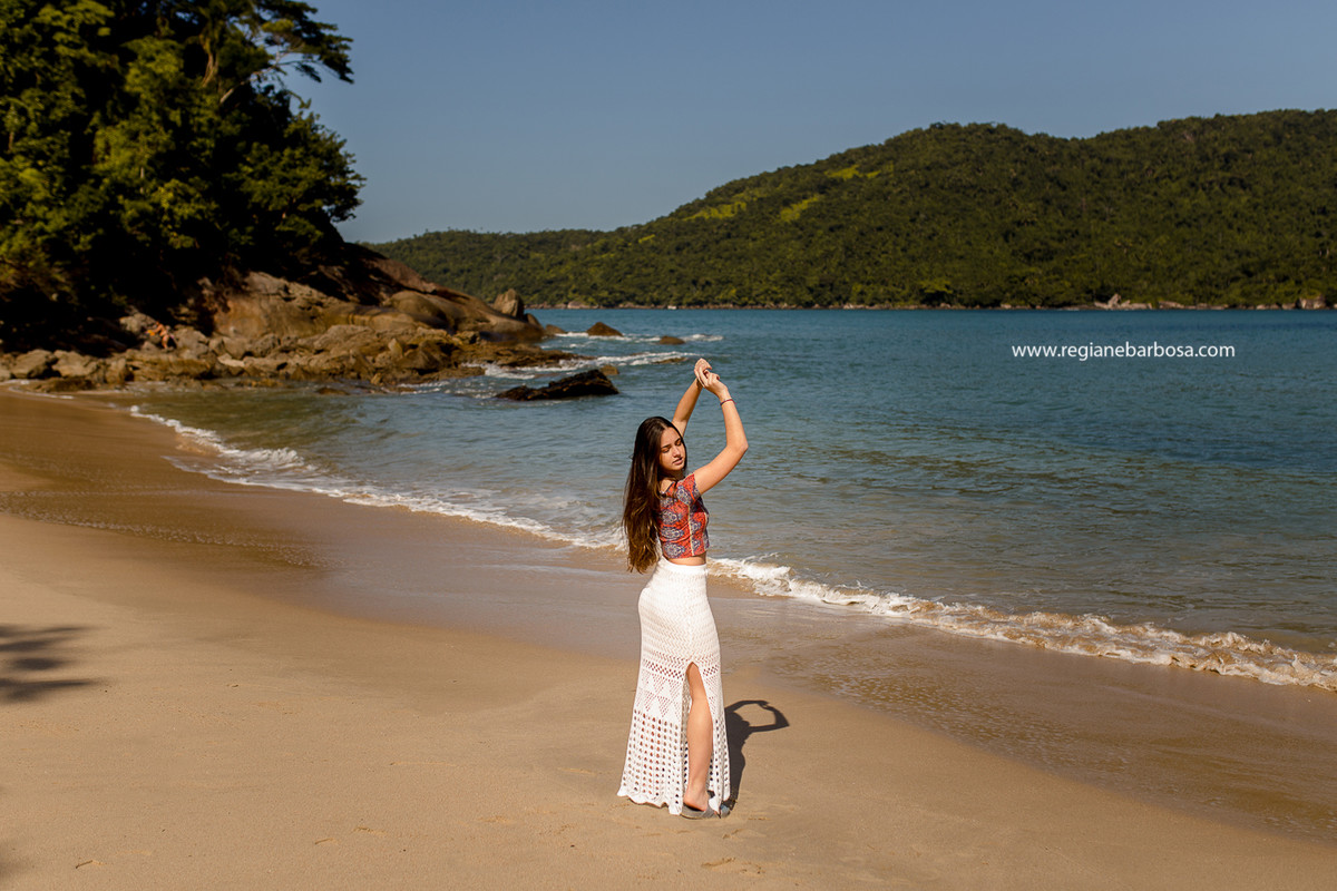 Fotografia Trindade Paraty RJ barco baloes ceu azul mar tranquilo ensaio 15 anos praia Regiane Barbosa Fotografia