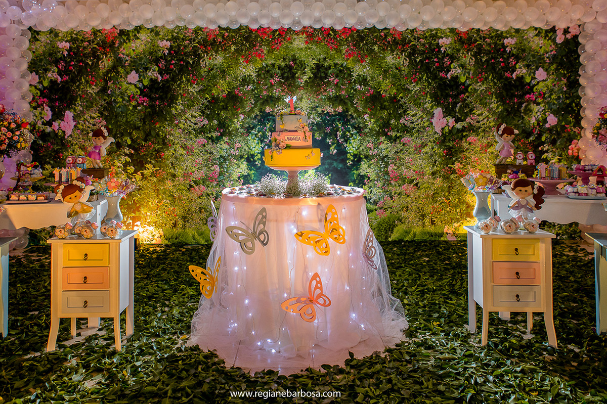 Fotografia infantil Cruzeiro SP Buffet Carinhoso Tema o jardim das borboletas azul rosa amarelo Fotografa Regiane Barbosa espontaneidade e beleza