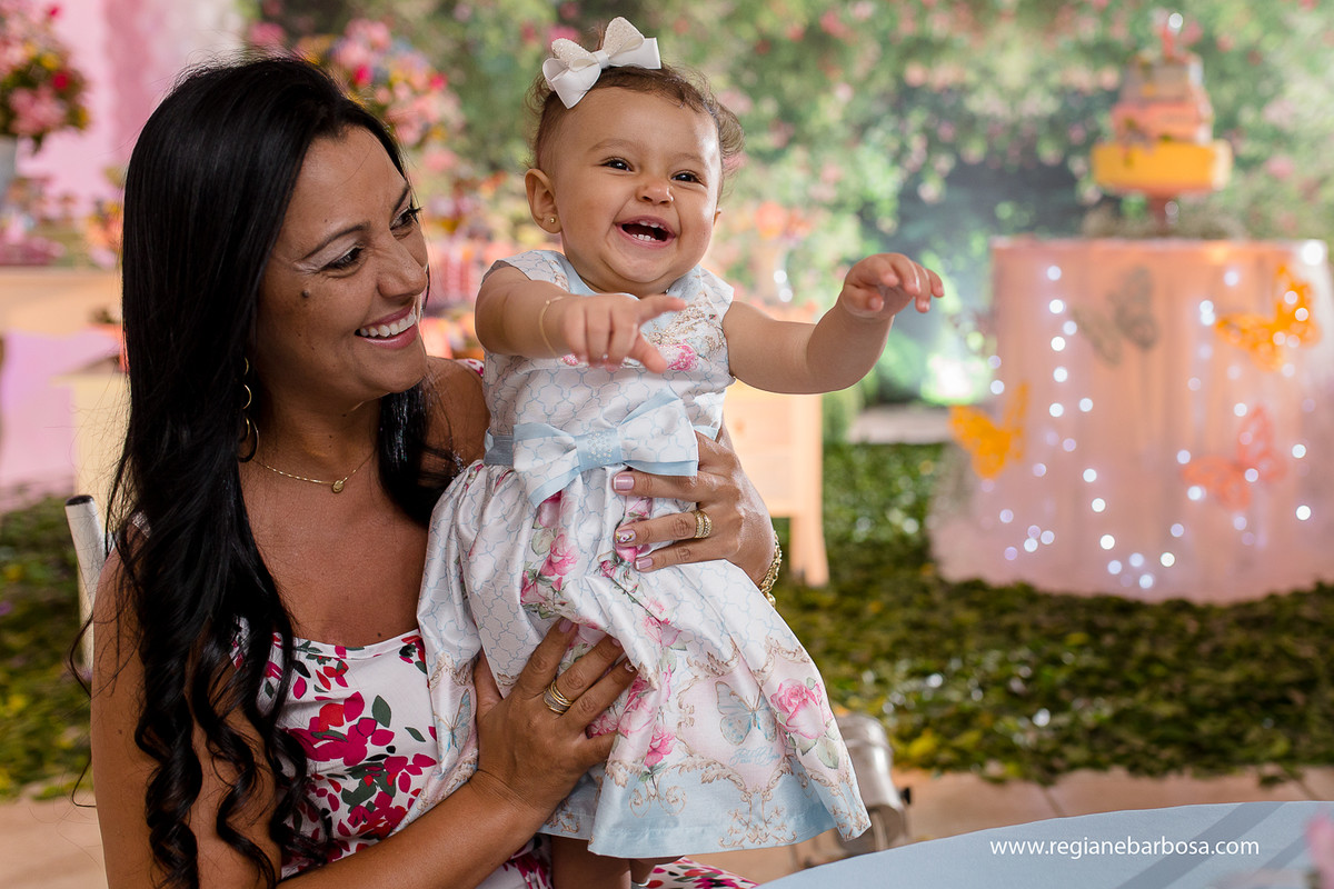 Fotografia infantil Cruzeiro SP Buffet Carinhoso Tema o jardim das borboletas azul rosa amarelo Fotografa Regiane Barbosa espontaneidade e beleza