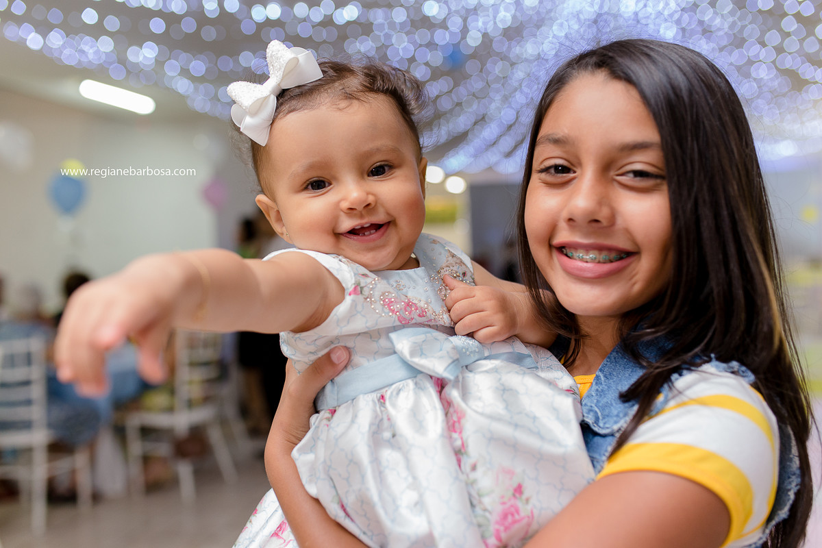 Fotografia infantil Cruzeiro SP Buffet Carinhoso Tema o jardim das borboletas azul rosa amarelo Fotografa Regiane Barbosa espontaneidade e beleza