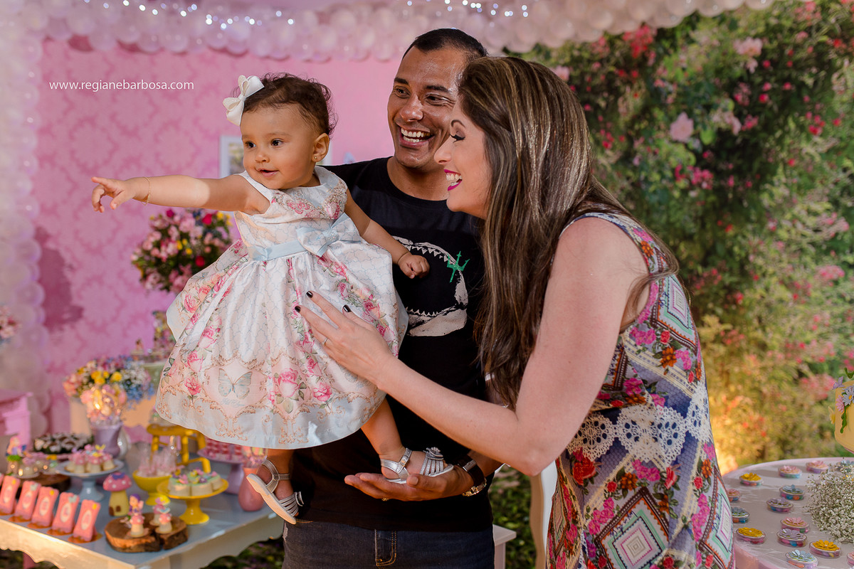 Fotografia infantil Cruzeiro SP Buffet Carinhoso Tema o jardim das borboletas azul rosa amarelo Fotografa Regiane Barbosa espontaneidade e beleza