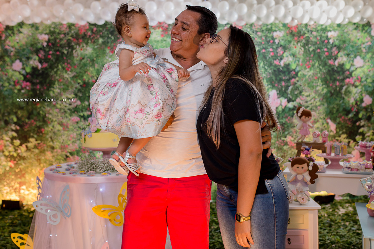 Fotografia infantil Cruzeiro SP Buffet Carinhoso Tema o jardim das borboletas azul rosa amarelo Fotografa Regiane Barbosa espontaneidade e beleza