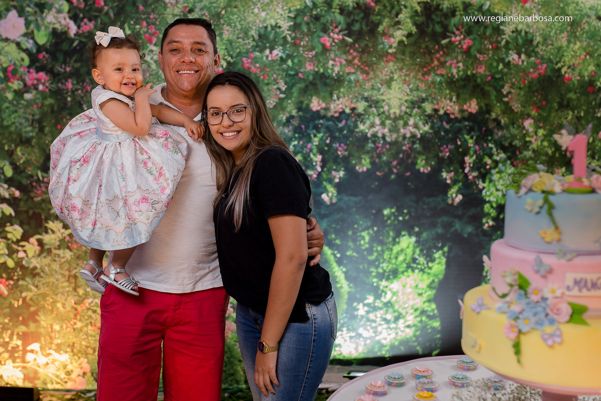 Fotografia infantil Cruzeiro SP Buffet Carinhoso Tema o jardim das borboletas azul rosa amarelo Fotografa Regiane Barbosa espontaneidade e beleza