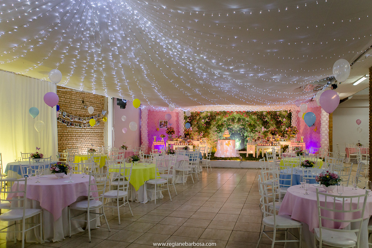 Fotografia infantil Cruzeiro SP Buffet Carinhoso Tema o jardim das borboletas azul rosa amarelo Fotografa Regiane Barbosa espontaneidade e beleza