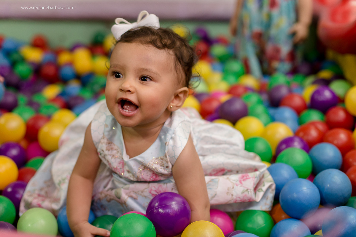 Fotografia infantil Cruzeiro SP Buffet Carinhoso Tema o jardim das borboletas azul rosa amarelo Fotografa Regiane Barbosa espontaneidade e beleza