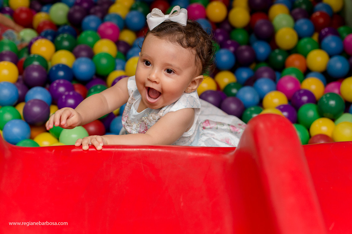 Fotografia infantil Cruzeiro SP Buffet Carinhoso Tema o jardim das borboletas azul rosa amarelo Fotografa Regiane Barbosa espontaneidade e beleza