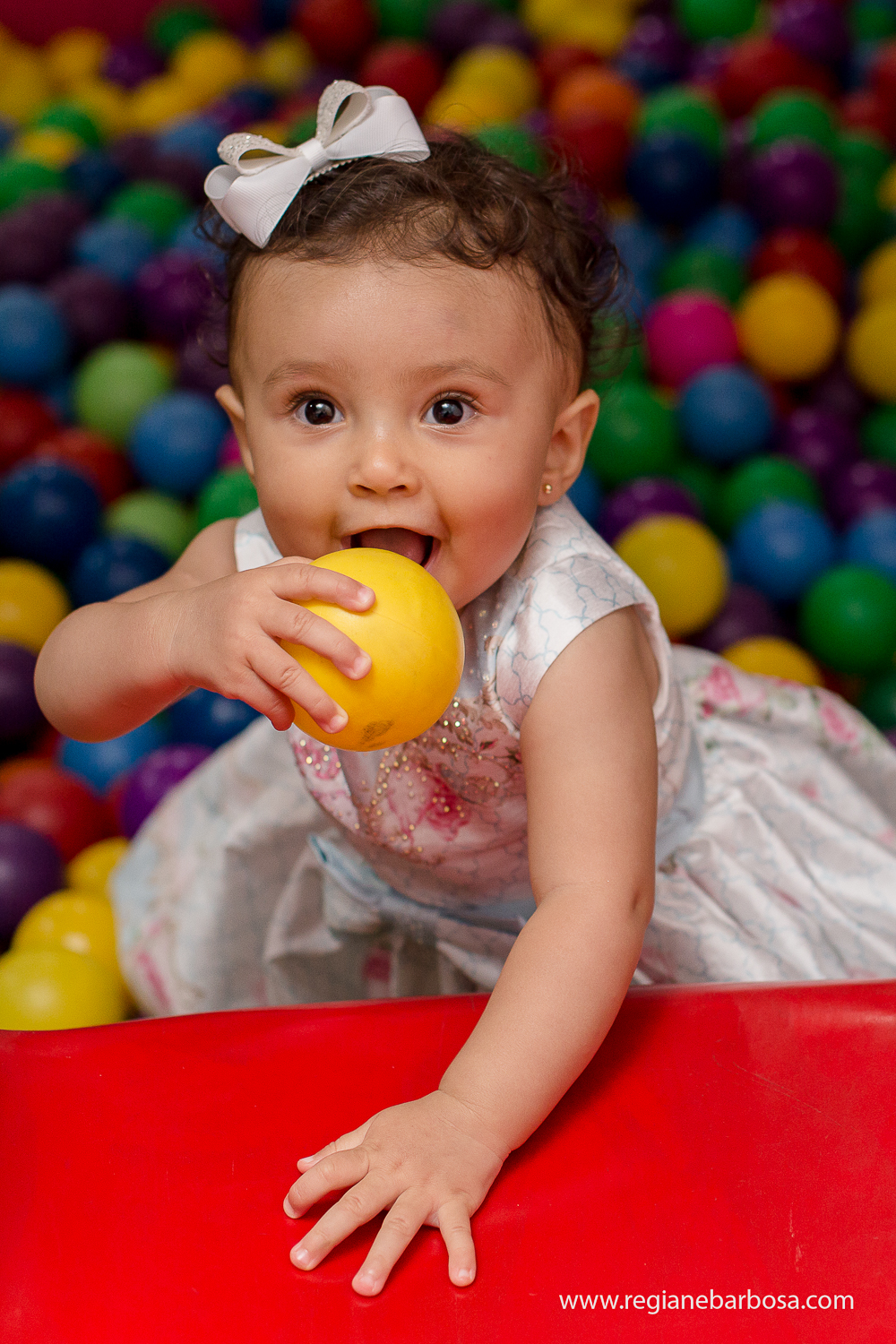 Fotografia infantil Cruzeiro SP Buffet Carinhoso Tema o jardim das borboletas azul rosa amarelo Fotografa Regiane Barbosa espontaneidade e beleza