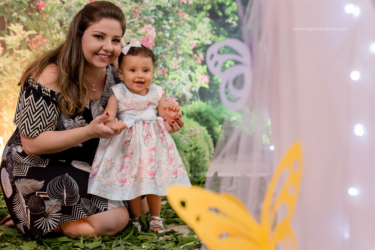 Fotografia infantil Cruzeiro SP Buffet Carinhoso Tema o jardim das borboletas azul rosa amarelo Fotografa Regiane Barbosa espontaneidade e beleza