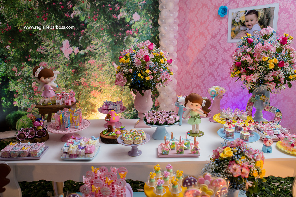 Fotografia infantil Cruzeiro SP Buffet Carinhoso Tema o jardim das borboletas azul rosa amarelo Fotografa Regiane Barbosa espontaneidade e beleza