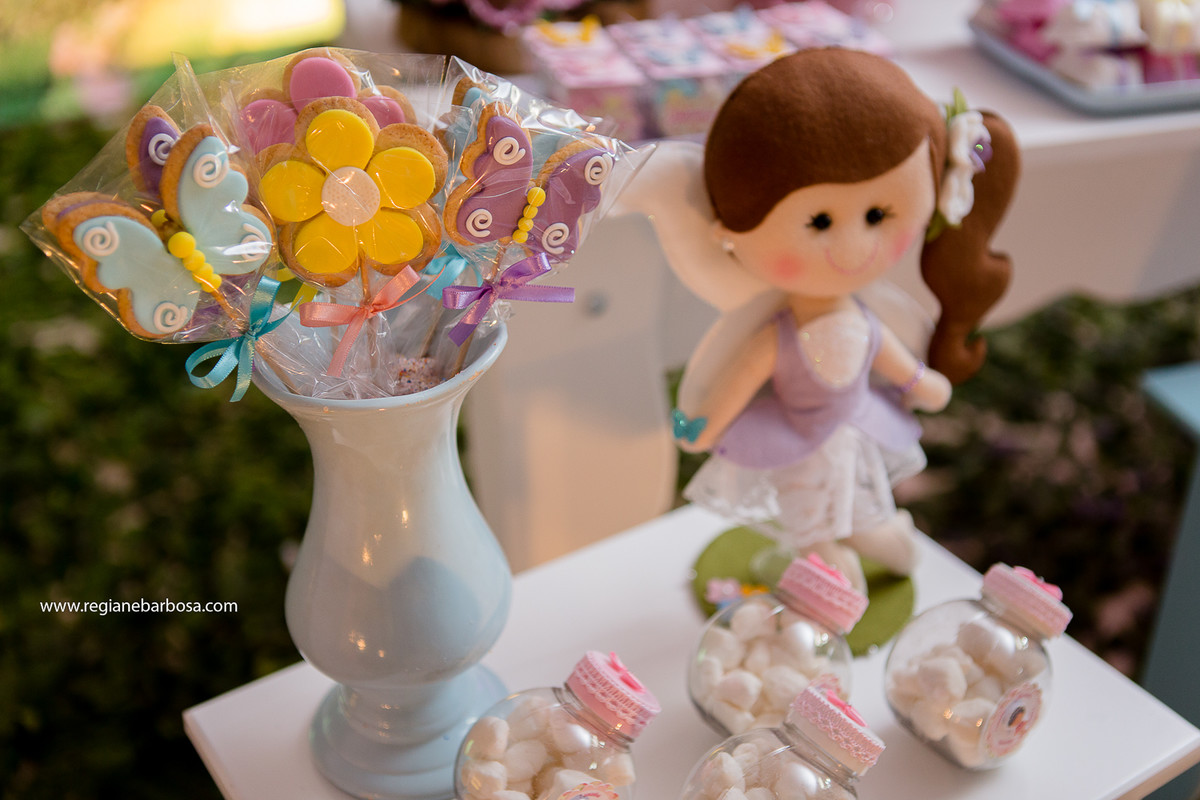 Fotografia infantil Cruzeiro SP Buffet Carinhoso Tema o jardim das borboletas azul rosa amarelo Fotografa Regiane Barbosa espontaneidade e beleza