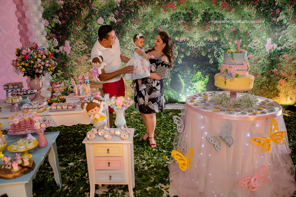 Fotografia infantil Cruzeiro SP Buffet Carinhoso Tema o jardim das borboletas azul rosa amarelo Fotografa Regiane Barbosa espontaneidade e beleza