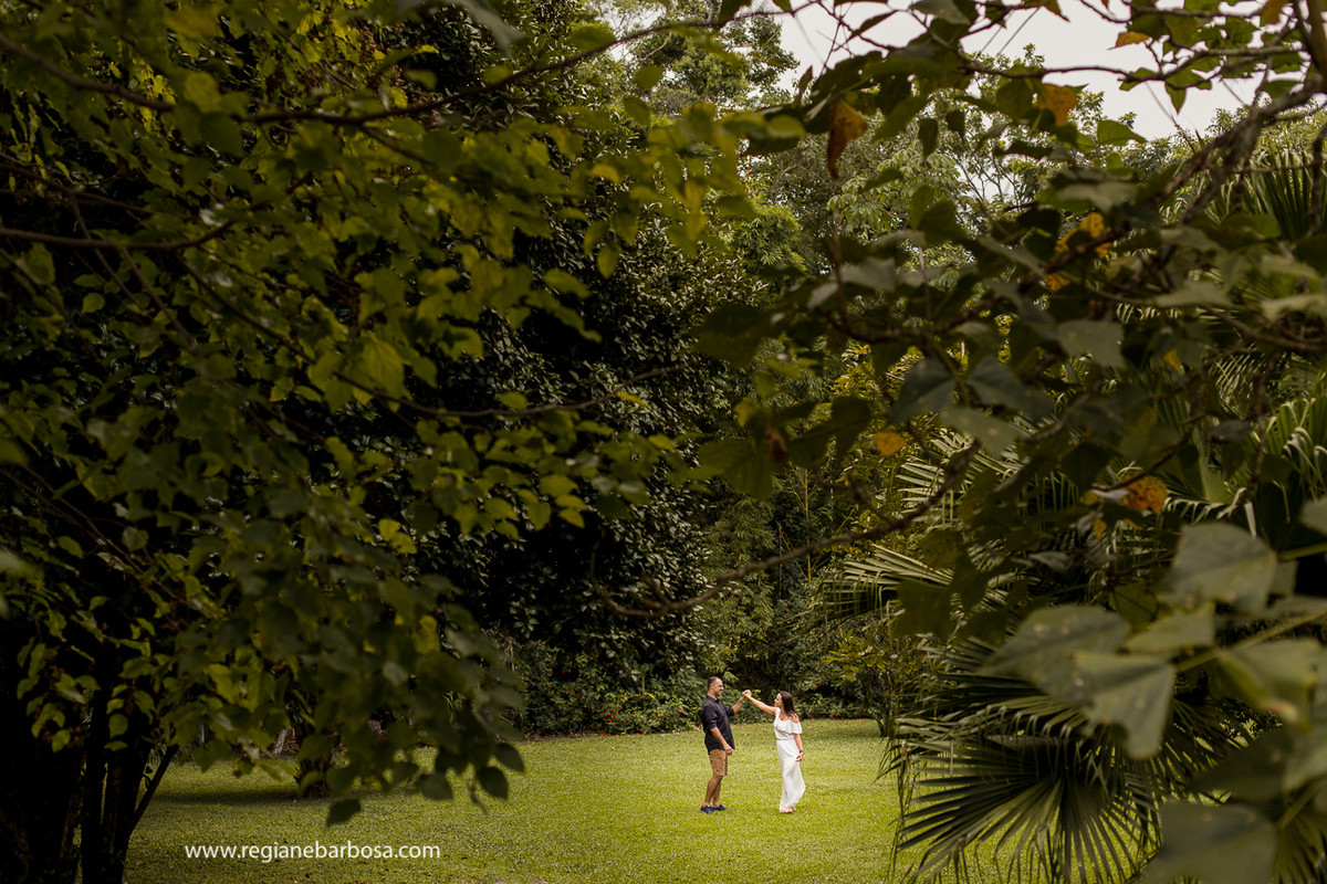 Pousada do Lago Penedo RJ verde fotografia de casal Regiane Barbosa Fotografa de Casamentos