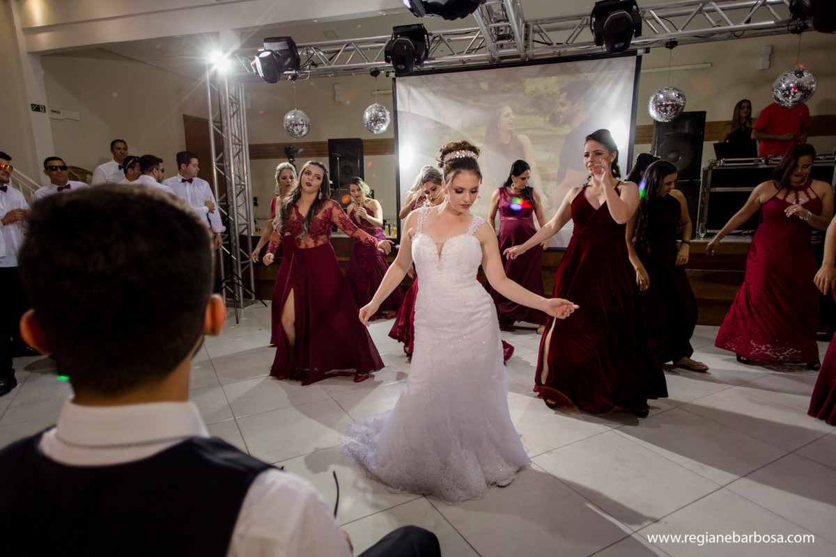 Casamento Igreja Santa Cecilia Cruzeiro SP Festa Hipica Cachoeira Paulista Madrinhas Marsala Danca dos padrinhos Regiane Barbosa Fotografa de Casamentos Vale do Paraiba
