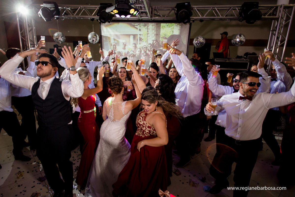 Casamento Igreja Santa Cecilia Cruzeiro SP Festa Hipica Cachoeira Paulista Madrinhas Marsala Danca dos padrinhos Regiane Barbosa Fotografa de Casamentos Vale do Paraiba