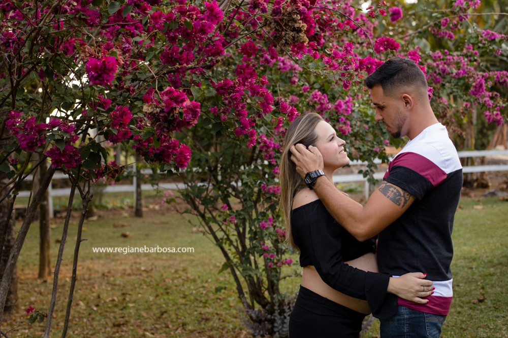 Ensaio gestante Regiane Barbosa Fotografia Vale do Paraiba espontaneidade e beleza gravidos