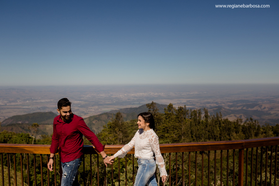 Ensaio de Casal cores vivas, espontaneidade e diversao. Ensaio no campo de lavandas em Campos do Jordao Fotografa de casamentos Regiane Babosa Vale do Paraiba