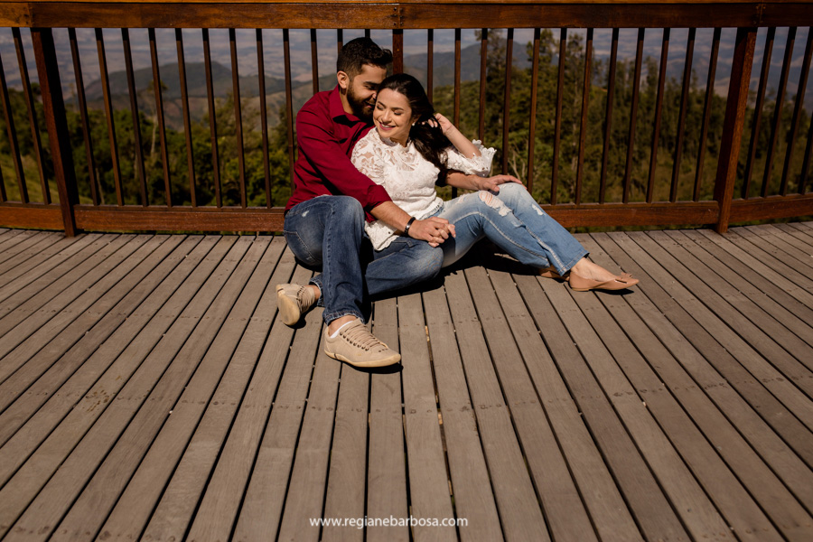 Ensaio de Casal cores vivas, espontaneidade e diversao. Ensaio no campo de lavandas em Campos do Jordao Fotografa de casamentos Regiane Babosa Vale do Paraiba