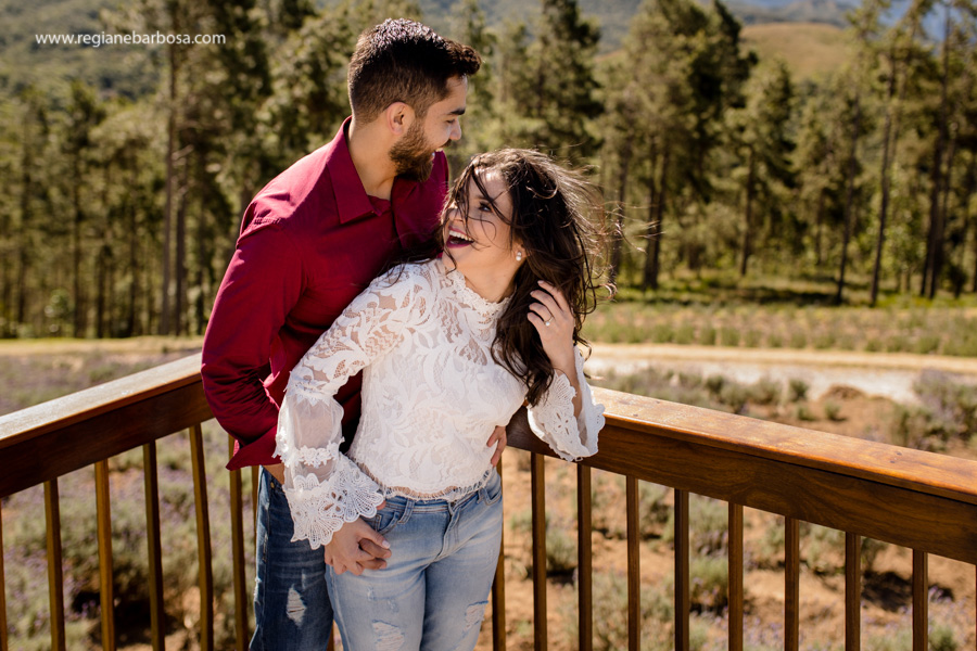 Ensaio de Casal cores vivas, espontaneidade e diversao. Ensaio no campo de lavandas em Campos do Jordao Fotografa de casamentos Regiane Babosa Vale do Paraiba