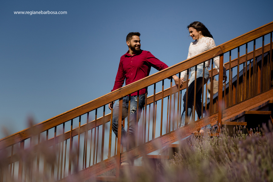 Ensaio de Casal cores vivas, espontaneidade e diversao. Ensaio no campo de lavandas em Campos do Jordao Fotografa de casamentos Regiane Babosa Vale do Paraiba