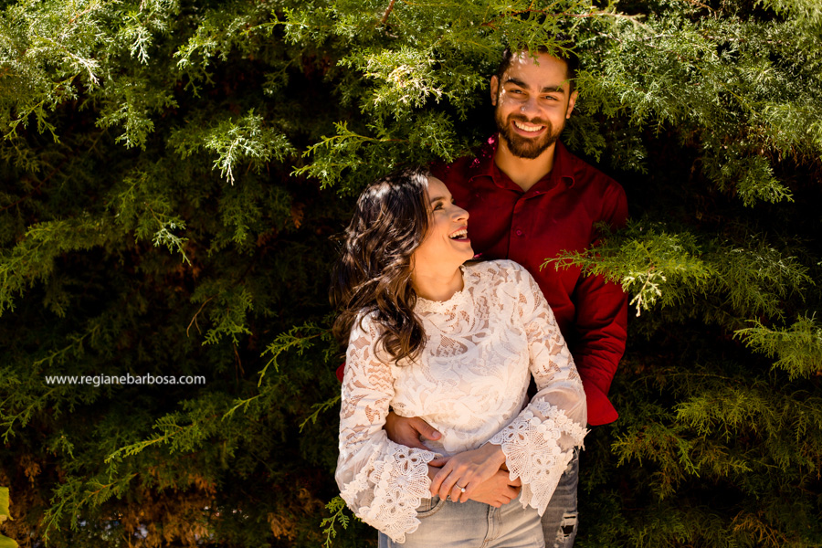 Ensaio de Casal cores vivas, espontaneidade e diversao. Ensaio no campo de lavandas em Campos do Jordao Fotografa de casamentos Regiane Babosa Vale do Paraiba