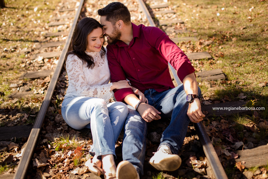 Ensaio de Casal cores vivas, espontaneidade e diversao. Ensaio no campo de lavandas em Campos do Jordao Fotografa de casamentos Regiane Babosa Vale do Paraiba