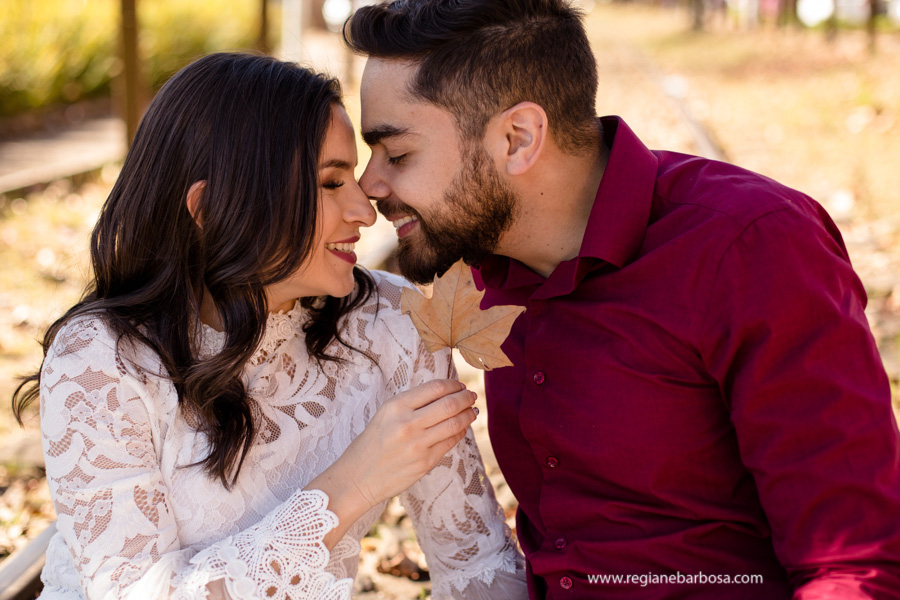 Ensaio de Casal cores vivas, espontaneidade e diversao. Ensaio no campo de lavandas em Campos do Jordao Fotografa de casamentos Regiane Babosa Vale do Paraiba