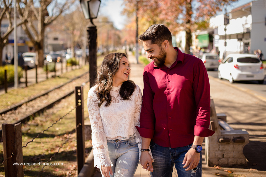 Ensaio de Casal cores vivas, espontaneidade e diversao. Ensaio no campo de lavandas em Campos do Jordao Fotografa de casamentos Regiane Babosa Vale do Paraiba