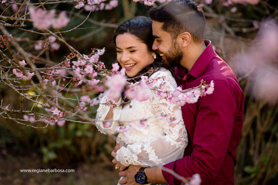 Ensaio de Casal cores vivas, espontaneidade e diversao. Ensaio no parque das cerejeiras em Campos do Jordao Fotografa de casamentos Regiane Babosa Vale do Paraiba
