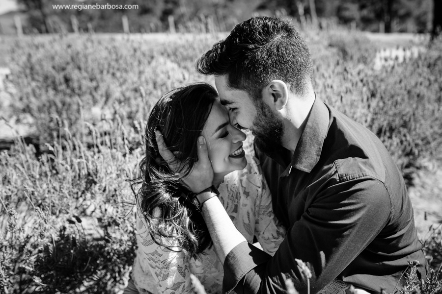 Ensaio de Casal cores vivas, espontaneidade e diversao. Ensaio no campo de lavandas em Campos do Jordao Fotografa de casamentos Regiane Babosa Vale do Paraiba