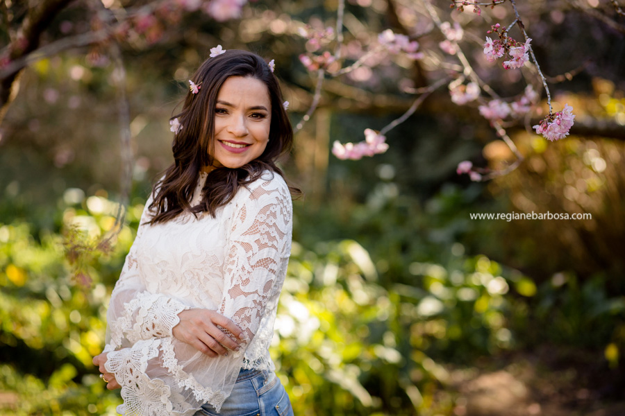 Ensaio de Casal cores vivas, espontaneidade e diversao. Ensaio no parque das cerejeiras em Campos do Jordao Fotografa de casamentos Regiane Babosa Vale do Paraiba