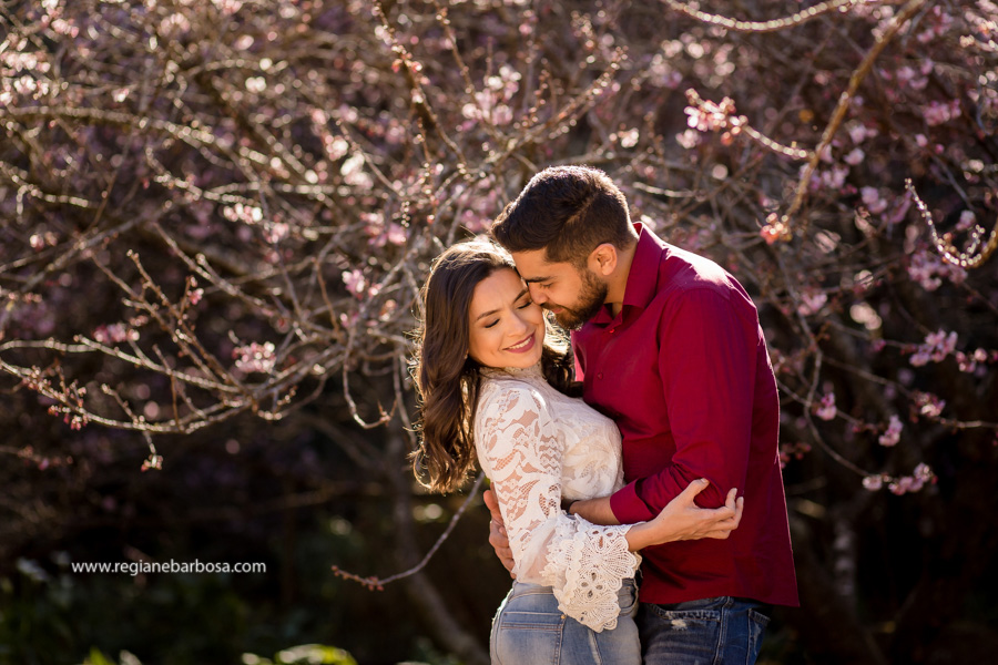 Ensaio de Casal cores vivas, espontaneidade e diversao. Ensaio no parque das cerejeiras em Campos do Jordao Fotografa de casamentos Regiane Babosa Vale do Paraiba