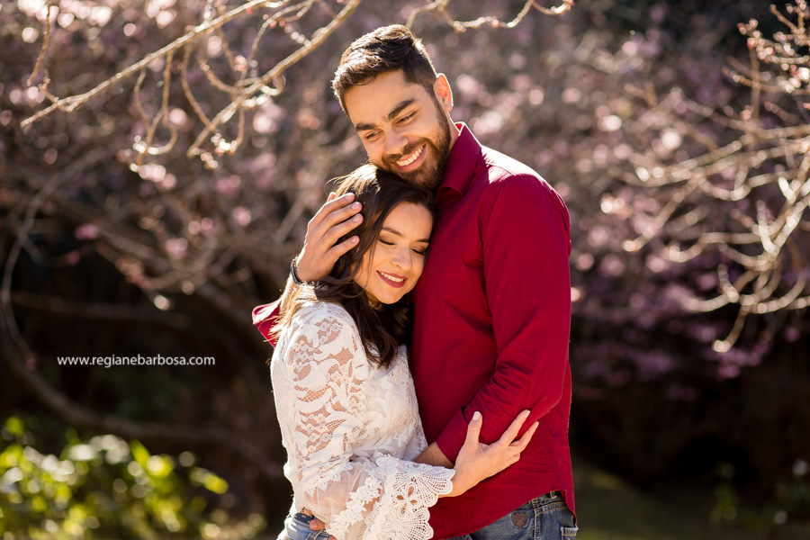 Ensaio de Casal cores vivas, espontaneidade e diversao. Ensaio no parque das cerejeiras em Campos do Jordao Fotografa de casamentos Regiane Babosa Vale do Paraiba