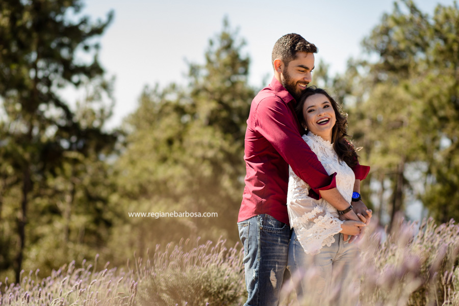 Ensaio de Casal cores vivas, espontaneidade e diversao. Ensaio no campo de lavandas em Campos do Jordao Fotografa de casamentos Regiane Babosa Vale do Paraiba